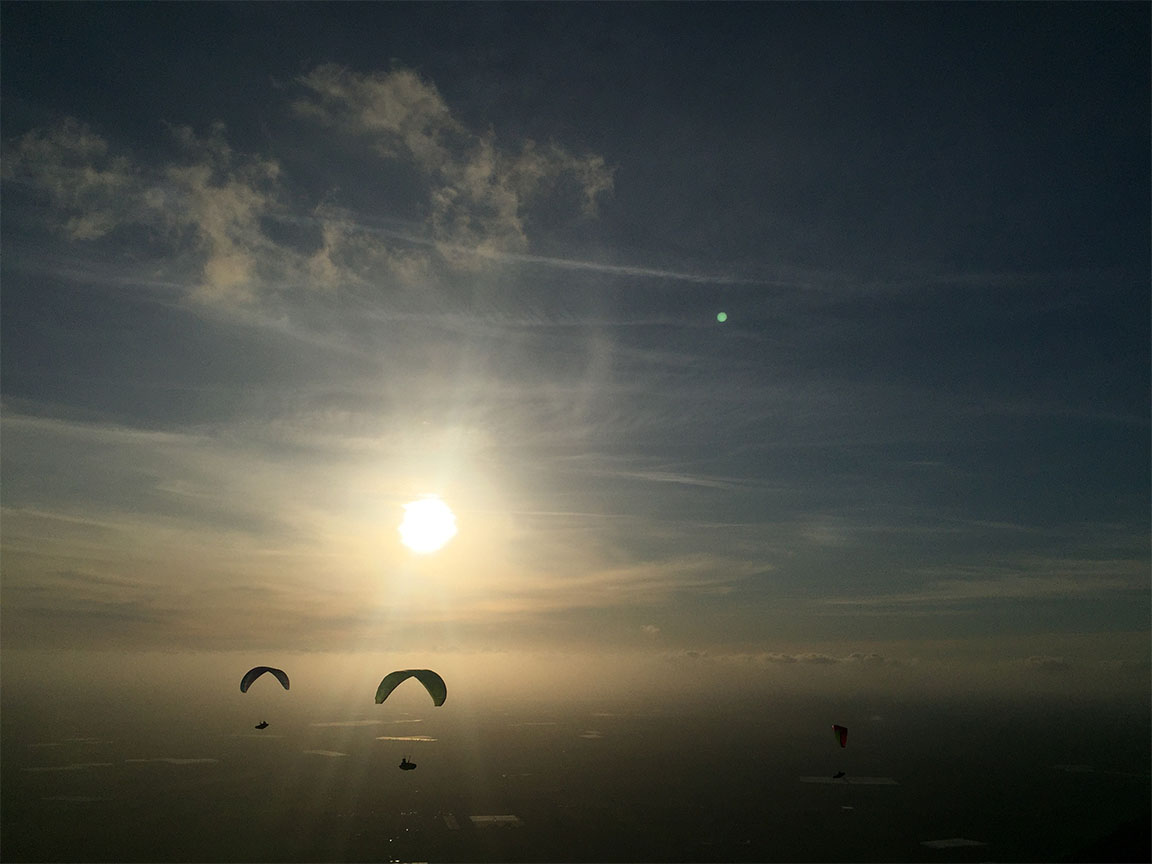 Romantisches Paragliden im Sonnenuntergang